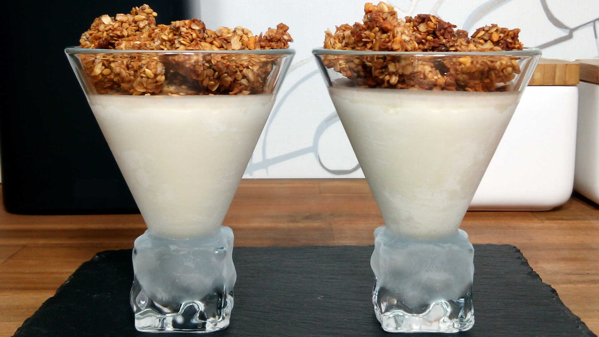 Semifreddo di banane crema con granola Semifreddo di banane crema con granola